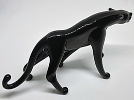 El yapımı murano camdan yapılmış siyah puma