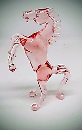 El yapımı murano camından yapılmış pembe at biblosu