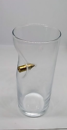 Mermi çekirdeği saplanmış rakı bardağı